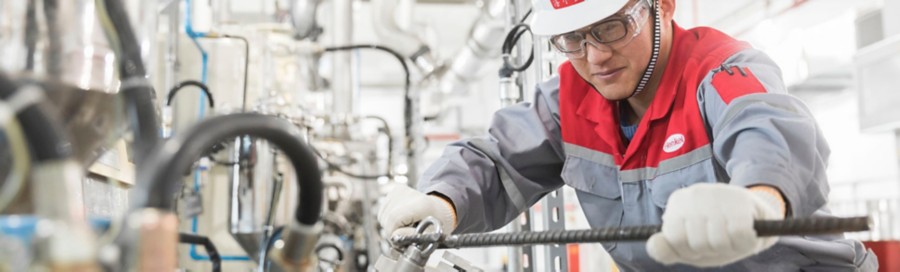 trabalhador numa instalação a realizar manutenção