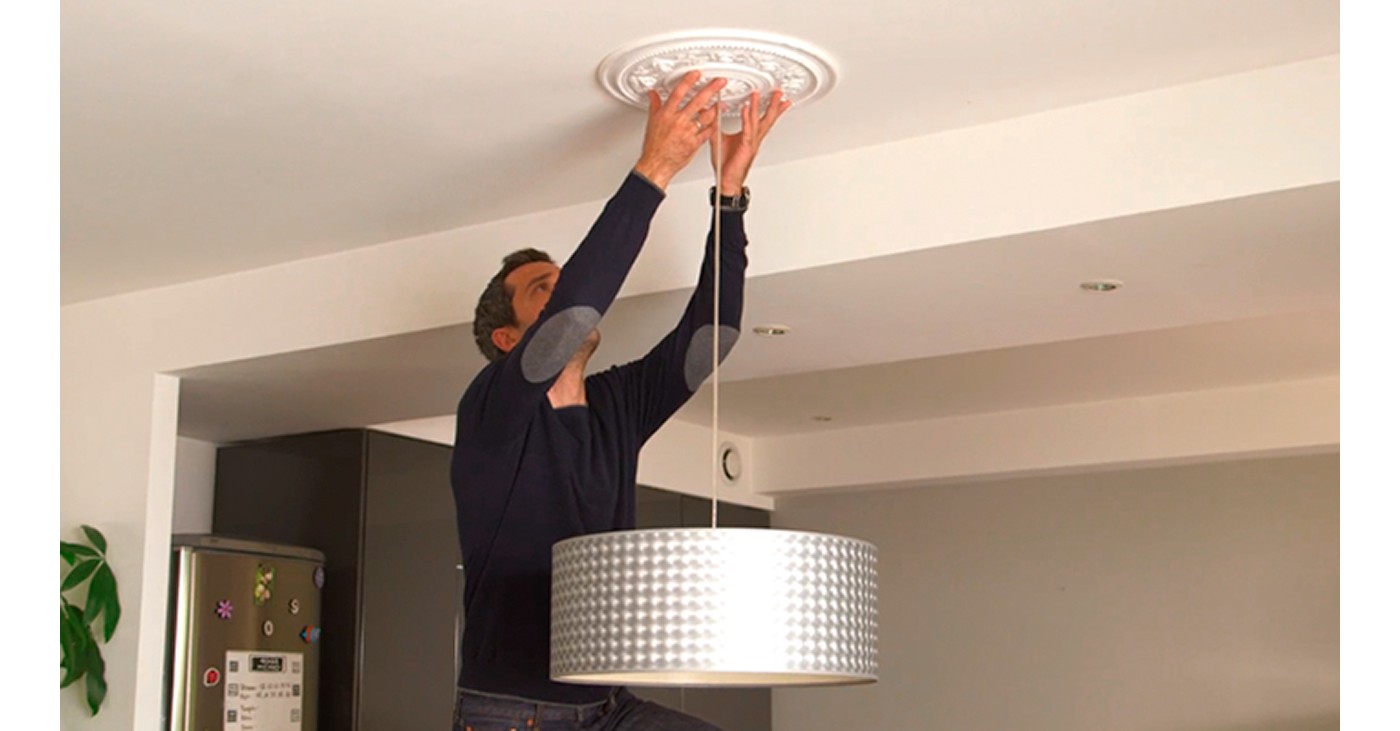 Coller une lampe sur un plafond  en stuc