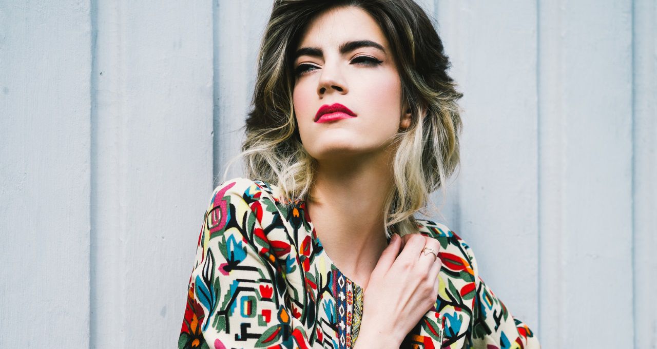 Femme avec un ombré hair et une blouse multicolore