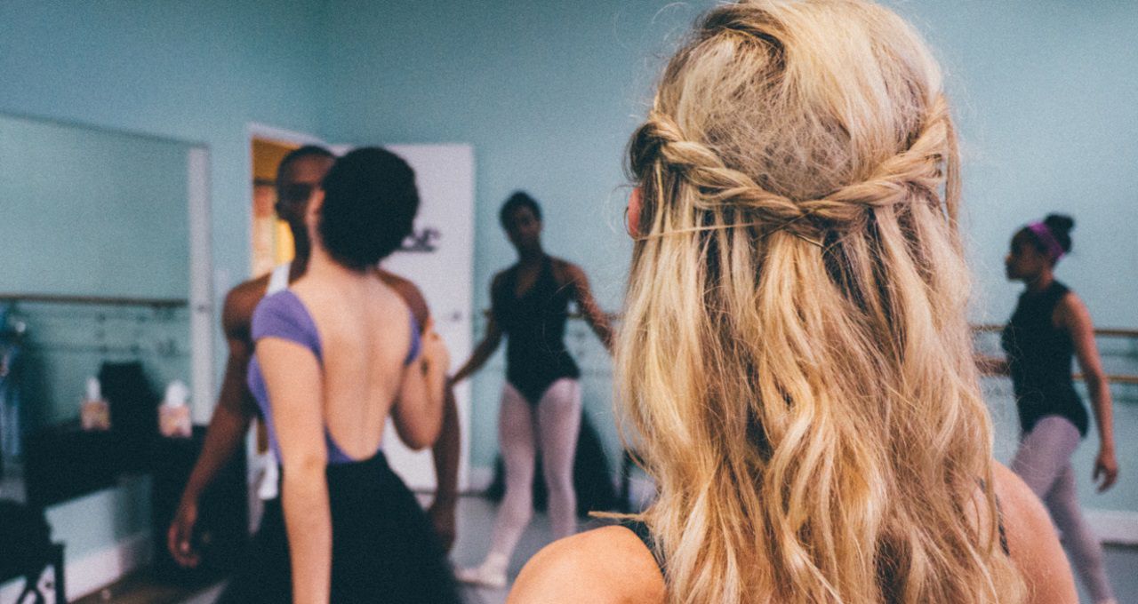 Danseuse blonde avec une tresse cascade vue de dos