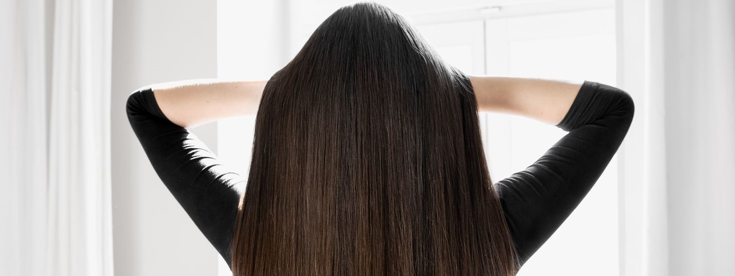 Žena duge crne kose okrenuta leđima