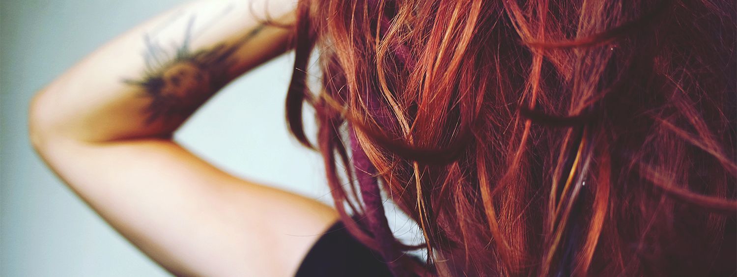 Schwarze haare mit roten strähnen
