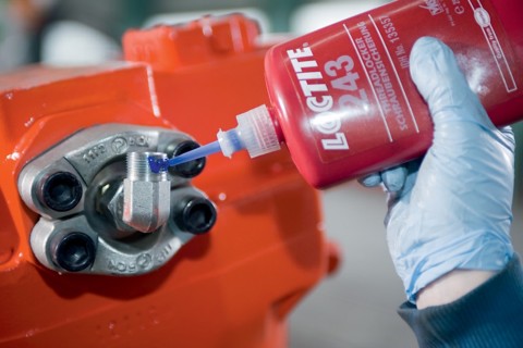 fixador de roscas azul LOCTITE® 243 a ser aplicado em roscas