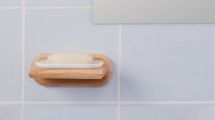 Monta gli specchi in un bagno e il portasaponette sulle piastrelle con MilleChiodi Water Resistant