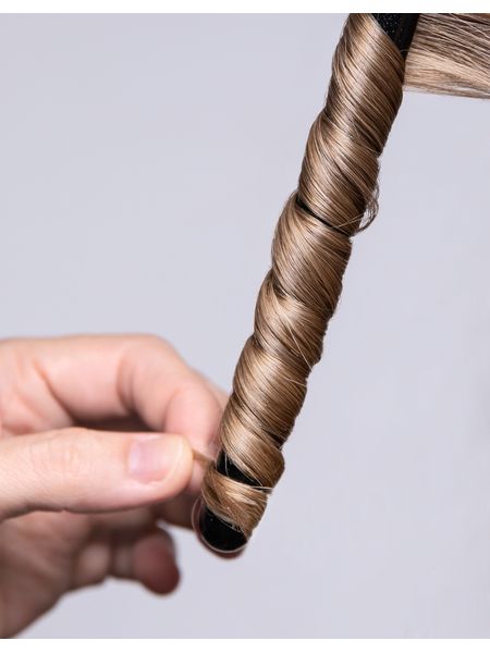 Părul înfășurat în jurul unei baghete ondulatoare de 19 mm