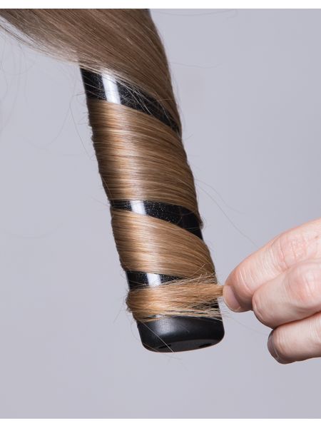 Părul înfășurat în jurul unei baghete ondulatoare de 32 mm