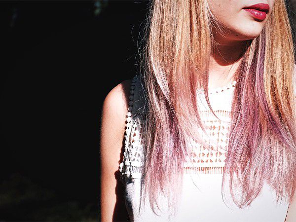 Фото девушки с волосами, окрашенными мелками в пастельные тона