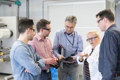 Avaliação de material revestido como parte da sessão de treinamento prático na Academia PSA