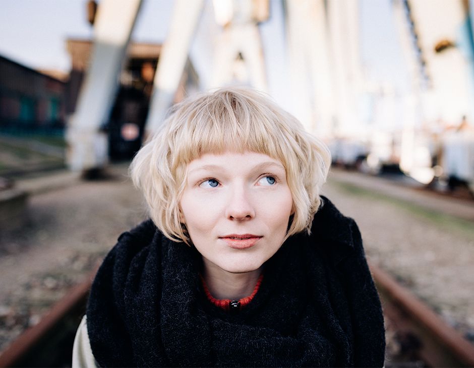 Femme aux cheveux blonds coupés courts et des yeux bleus