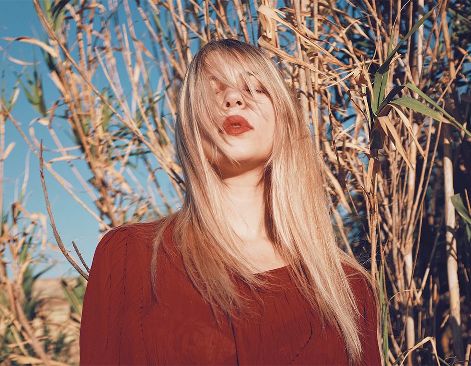 Блондинка с длинными волосами и удлиненной челкой