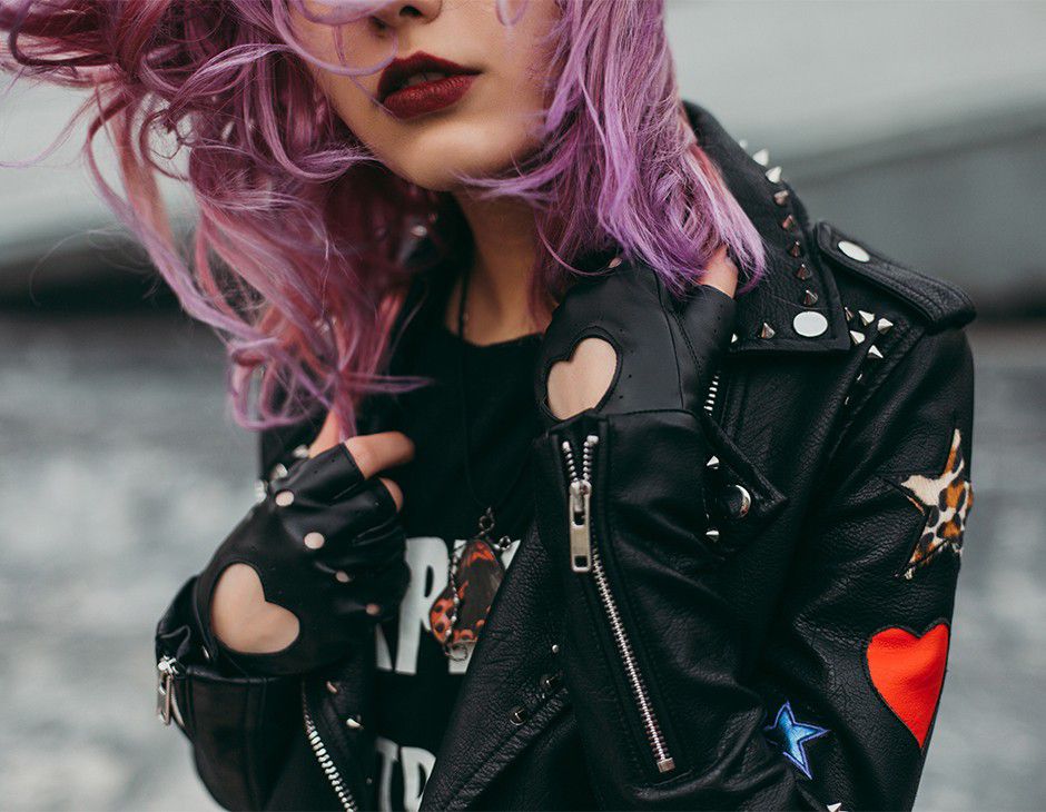 Окрашенные мелками волосы