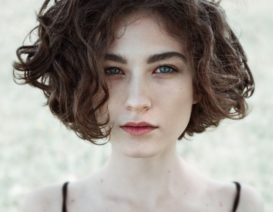 Femme avec un carré court et des cheveux bruns