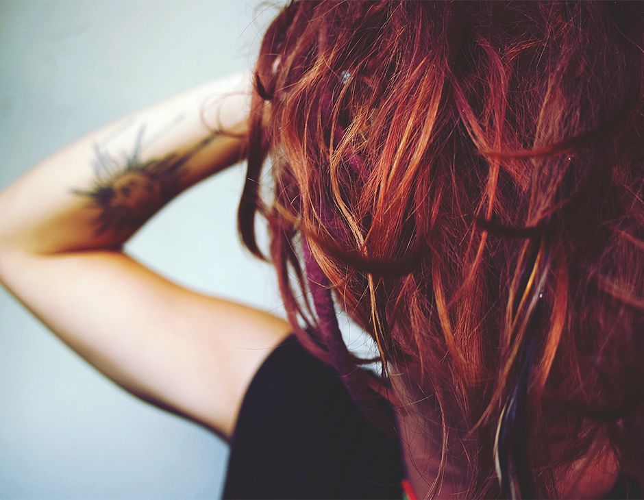 Kurze rote haare mit schwarzen strähnen