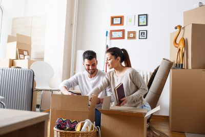 Una pareja abre cajas