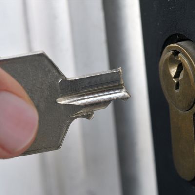 Abgebrochenen Schlüssel aus Schloss entfernen, Frag Team Clean