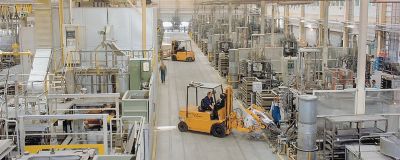 Montacargas moviendo una pieza dentro de una planta de fabricación industrial
