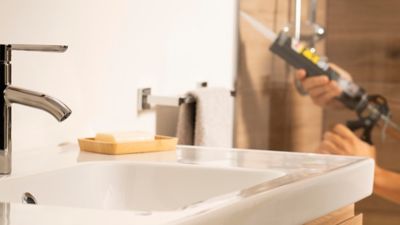 Silicona para azulejos: cómo sellar juntas en baños y cocinas