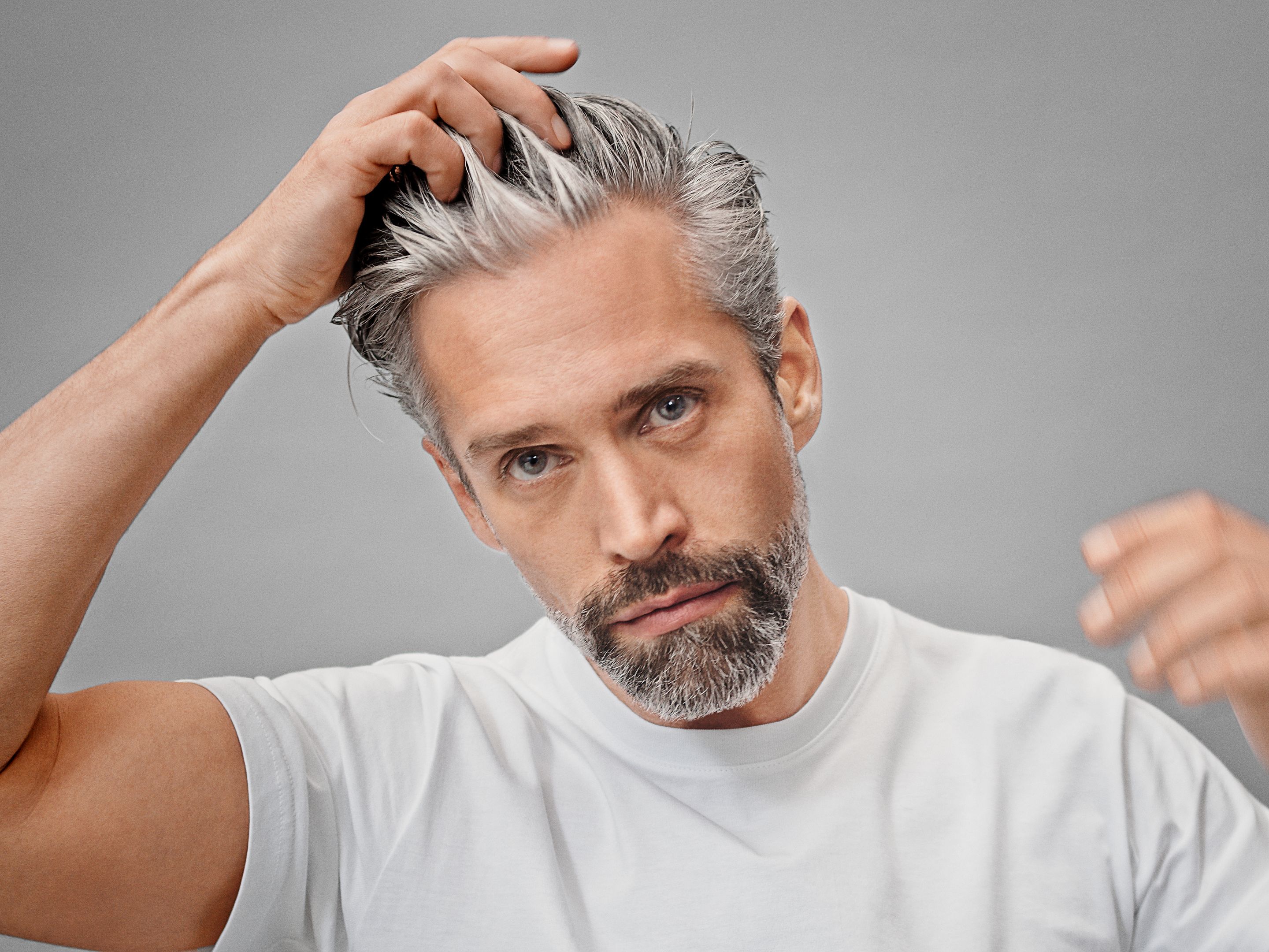 Warum selbstbewusste Männer ihre Haare jetzt grau tragen
