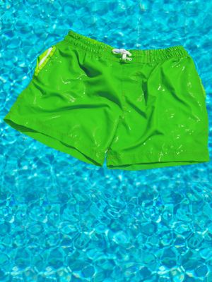 Chlorgeruch entfernen, Grüne herren badehose schwimmt auf  wasseroberfläche in gechlortem  pool
