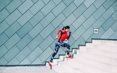 Frau beim Workout auf einer Treppe in der Stadt