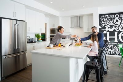 Une famille dans une cuisine