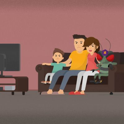 Mosca intrusa mirando la televisión con una familia humana