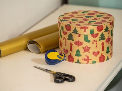 How to wrap a round present