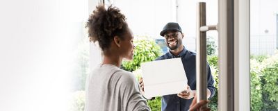 Zwei Menschen beim Einkaufen mit Papiertüten