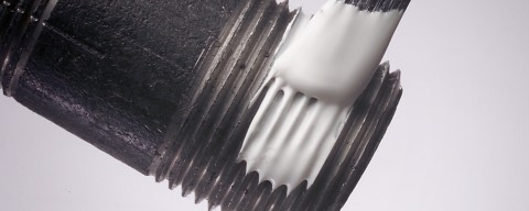 vedante de roscas LOCTITE® a ser aplicado num conjunto roscado