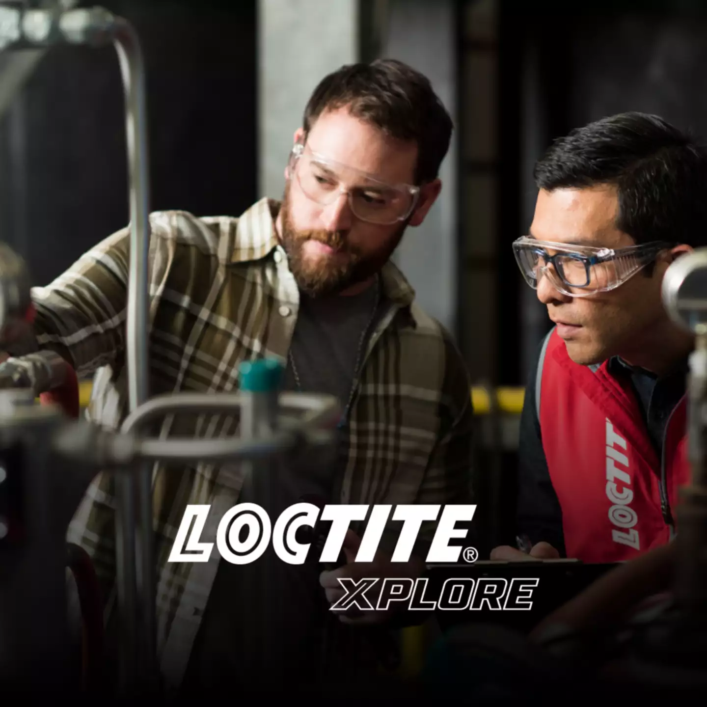 Zwei Ingenieure, die nebeneinander stehen, darunter der Schriftzug „LOCTITE Xplore“