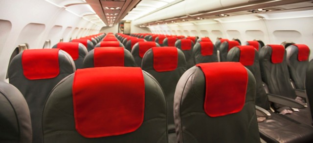 飞机内部带灰色座位和红色盖子的座位内饰。