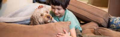 Mach es dir gemütlich: Kissenburg mit Kind und Hund
