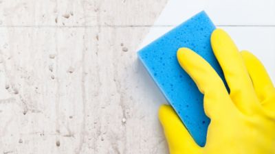 So lassen sich deine Badfliesen reinigen | Frag Team Clean