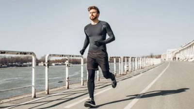 Ένας άντρας τρέχει με αθλητικά ρούχα