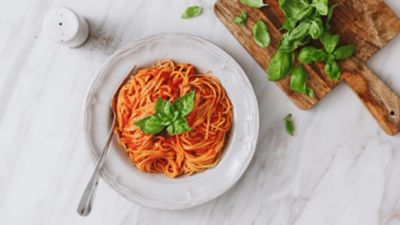 Talerz ze spaghetti, liście bazylii