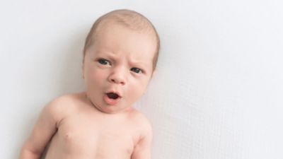 Ein Baby mit offenem Mund.
