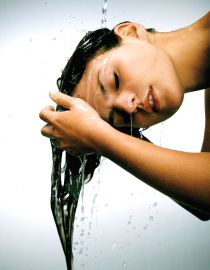 Mastné vlasy často myjte