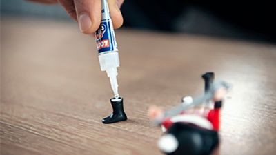 Reparing a figure - Why use that glue