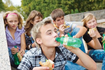 Ein Mann trinkt Wasser aus einer Kunststoffflasche