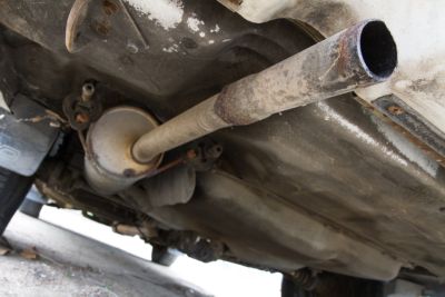 Geld besparen op onderhoud van auto’s: problemen met en reparatie van een lekkende uitlaat