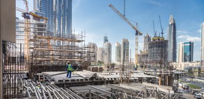 Miejsce budowy na tle Dubaju