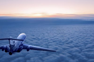 avião no céu sobre as nuvens