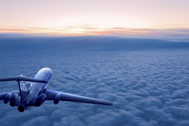 飞机翱翔在白云之上