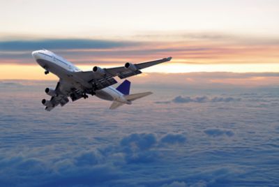 Avión sobrevuela nubes haciendo un giro a la derecha