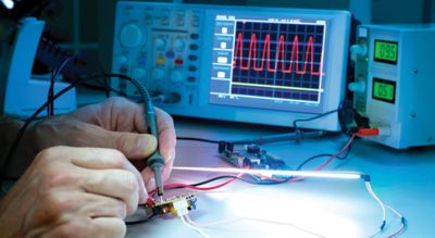 Equipo electrónico de pruebas tecnológicas en centro de servicios