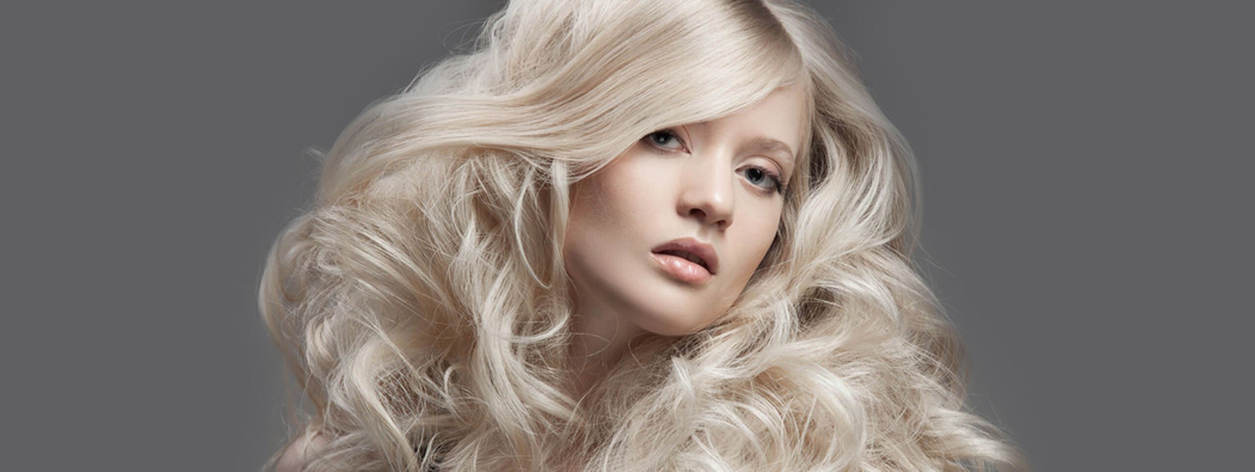 Femme blonde chevelure volumineuse