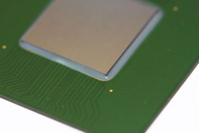 Mejoras del proceso flip-chip para obtener una distorsión baja