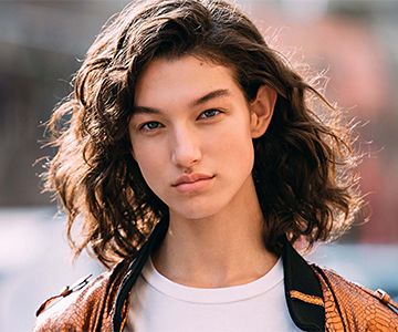 So Einfach Stylen Sie Bei Glattem Haar Locken Fur Jeden Tag