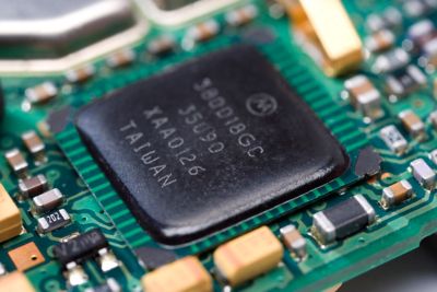 Çevrenin korunması ve tel bağlantılı cihazların gelişmiş mekanik dayanıklılığı için glob top kapsüllemeli pcb üzerindeki elektronik bileşenin fotoğrafı