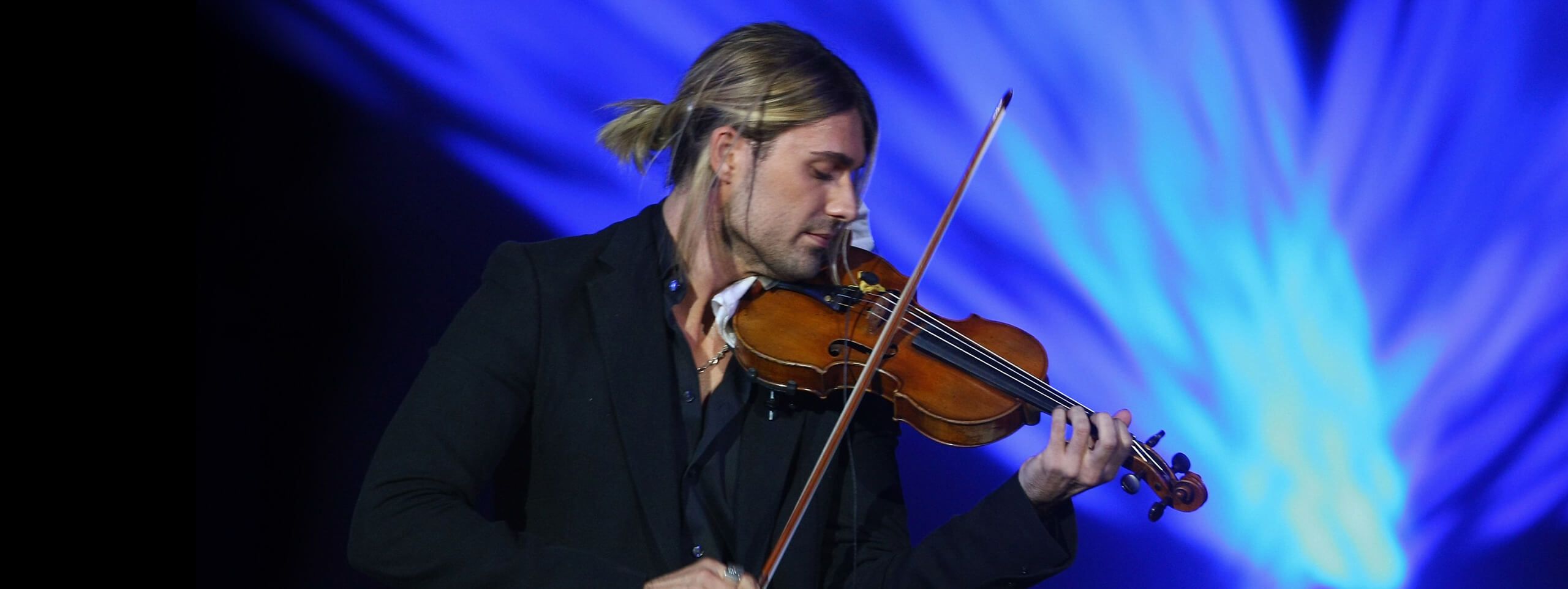 Homme blond queue de cheval jouant du violon